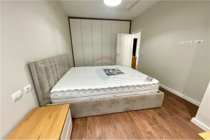 Tirane, jepet me qera apartament 1+1+Aneks+Ballkon Kati 5, 85 m² 800 € (21 dhjetori)