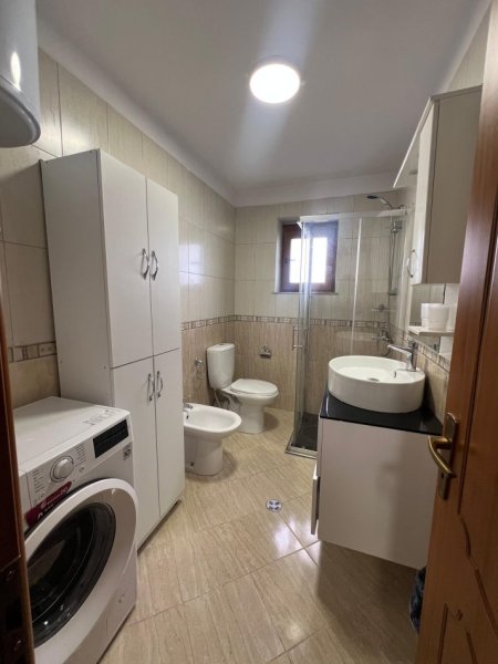 Tirane, jepet me qera apartament 1+1 Kati 2, 75 m² 600 € (MYSLYM SHYR)
