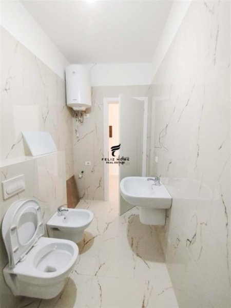Tirane, jepet me qera apartament 2+1+Ballkon Kati 4, 87 m² 967 € (QENDER)