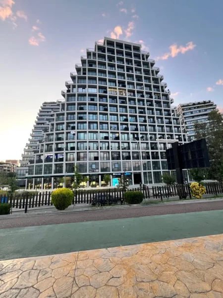 Tirane, jepet me qera ambjent biznesi Kati 1, 74 m² 1.100 € (Lake View Residence)