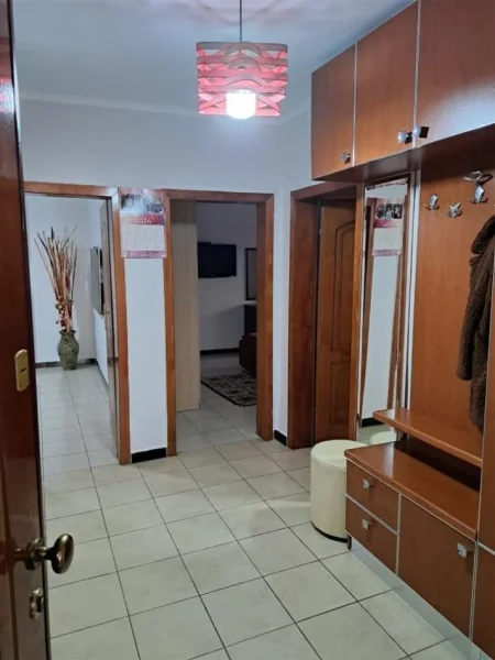 Tirane, jepet me qera apartament 2+1 Kati 2, 80 m² 500 € (Ish Tregu Elekrik)