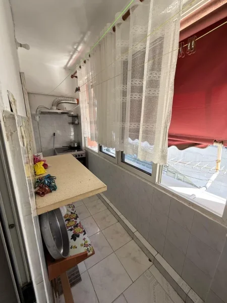 Tirane, jepet me qera apartament 2+1 Kati 5, 85 m² 450 € (ish parku i autobuzave)