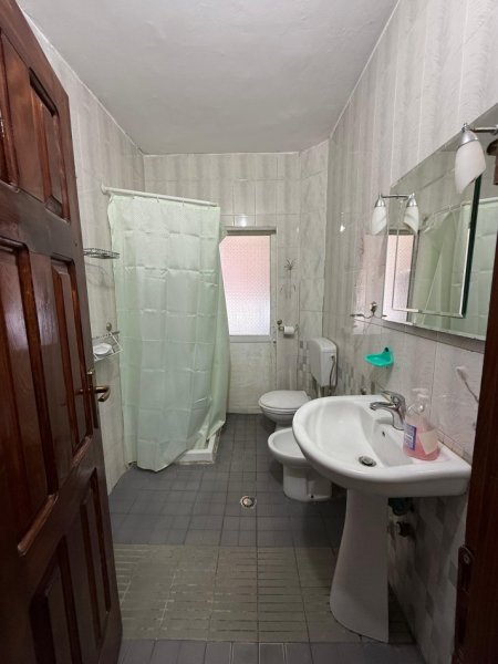 Tirane, jepet me qera apartament 2+1 Kati 5, 85 m² 450 € (ish parku i autobuzave)