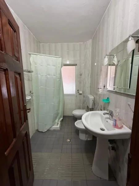 Tirane, jepet me qera apartament 2+1 Kati 5, 85 m² 450 € (ish parku i autobuzave)