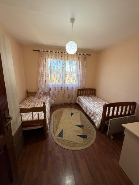 Tirane, jepet me qera apartament 2+1 Kati 5, 85 m² 450 € (ish parku i autobuzave)
