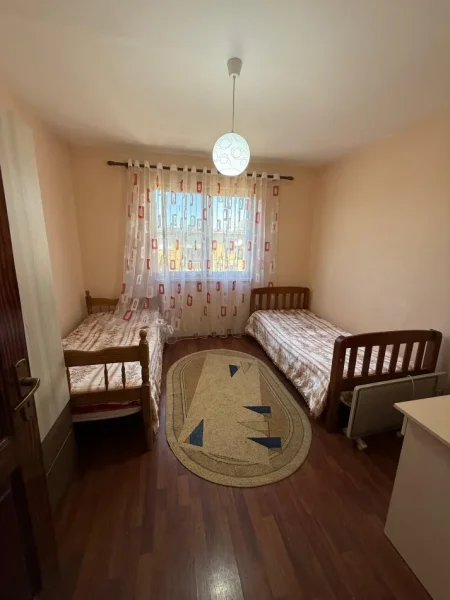 Tirane, jepet me qera apartament 2+1 Kati 5, 85 m² 450 € (ish parku i autobuzave)