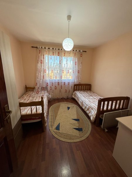 Tirane, jepet me qera apartament 2+1 Kati 5, 85 m² 450 € (ish parku i autobuzave)
