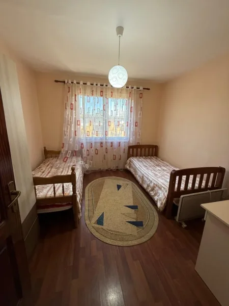 Tirane, jepet me qera apartament 2+1 Kati 5, 85 m² 450 € (ish parku i autobuzave)