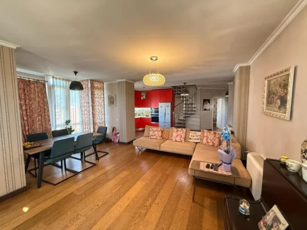 Tirane, shitet apartament duplex 3+1+Aneks+Ballkon Kati 9, 215 m² 429.600 € (pallati me shigjeta)