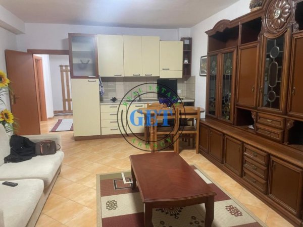 Durres, jepet me qera apartament 1+1 Kati 3, 90 m² 400 € (Pallati i Sporteve,Durres)