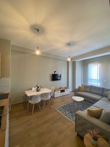 Tirane, jepet me qera apartament 1+1+Ballkon Kati 7, 75 m² 650 € (PAZARI I RI)