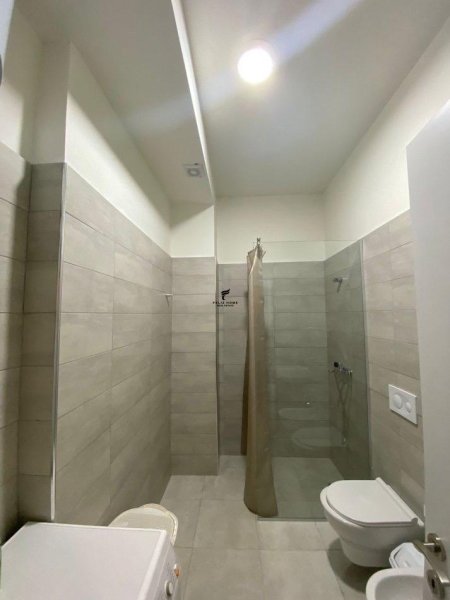 Tirane, jepet me qera apartament 1+1+Ballkon Kati 7, 75 m² 650 € (PAZARI I RI)