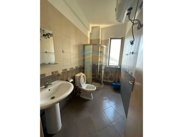 Tirane, jepet me qera apartament 1+1 Kati 3, 70 m² 350 € (Unaza e re)