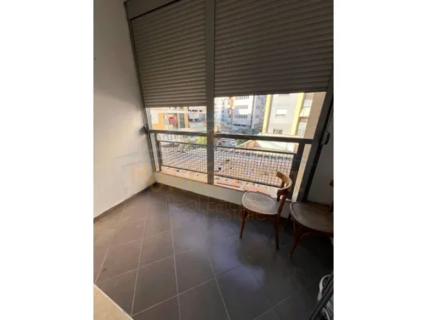 Tirane, jepet me qera apartament 1+1 Kati 3, 70 m² 350 € (Unaza e re)