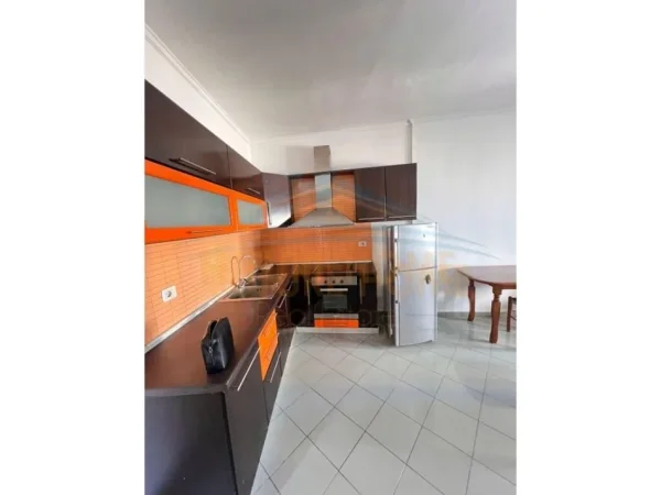 Tirane, jepet me qera apartament 1+1 Kati 3, 70 m² 350 € (Unaza e re)