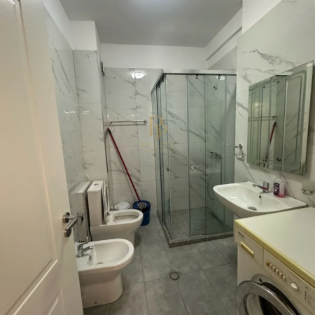Tirane, jepet me qera apartament 2+1+Ballkon , 122 m² 900 € (Kopeshti Zoologjik)