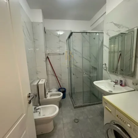 Tirane, jepet me qera apartament 2+1+Ballkon , 122 m² 900 € (Kopeshti Zoologjik)