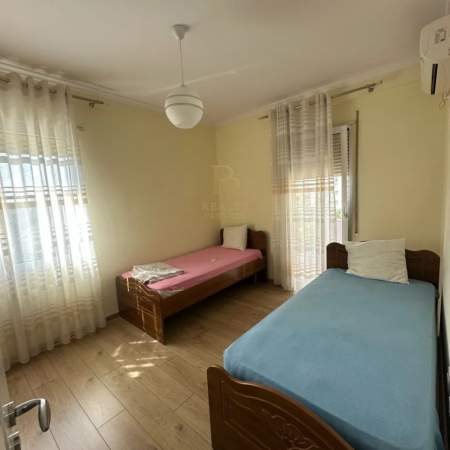 Tirane, jepet me qera apartament 2+1+Ballkon , 122 m² 900 € (Kopeshti Zoologjik)