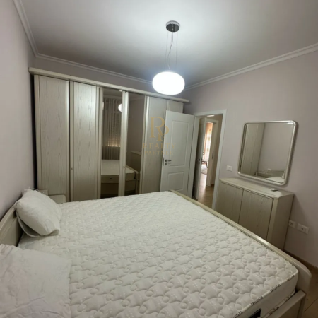 Tirane, jepet me qera apartament 2+1+Ballkon , 122 m² 900 € (Kopeshti Zoologjik)