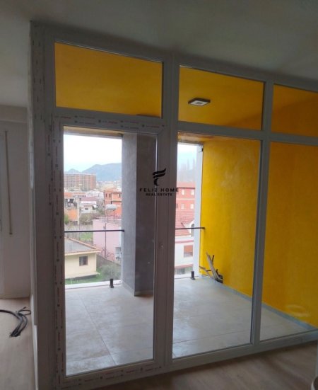 Tirane, jepet me qera zyre Kati 2, 125 m² 550 € (BULEVARDI I RI)