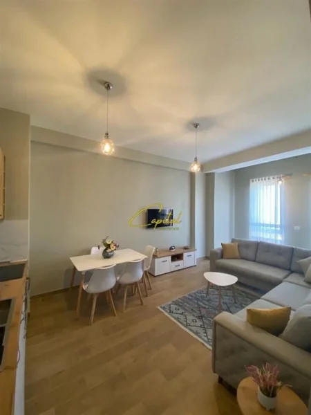 Tirane, jepet me qera apartament 1+1 Kati 7, 75 m² 650 € (SELVIA)