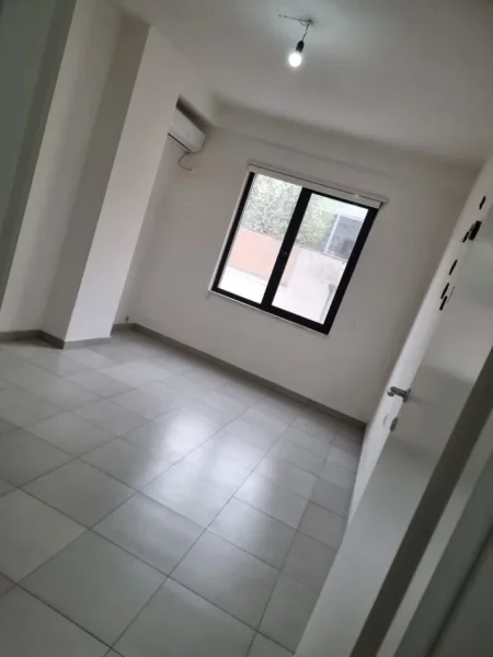 Tirane, jepet me qera zyre , 94 m² 750 € (Pazari i ri)