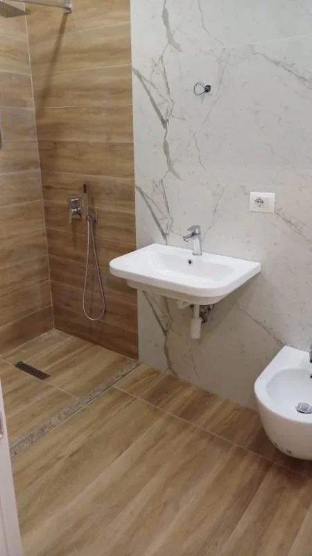 Tirane, jepet me qera zyre Kati 3, 86 m² 600 € (pazari i ri)