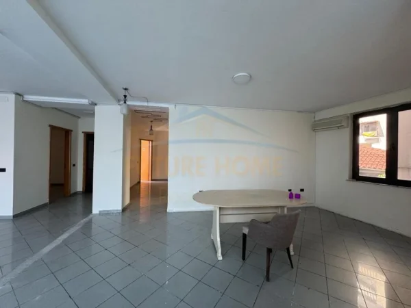 Tirane, jepet me qera Kati 1, 160 m² 1.200 € (RRUGA E DIBRES)