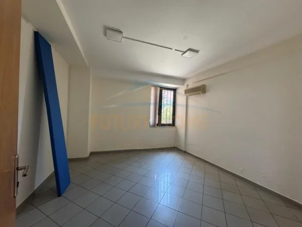 Tirane, jepet me qera Kati 1, 160 m² 1.200 € (RRUGA E DIBRES)