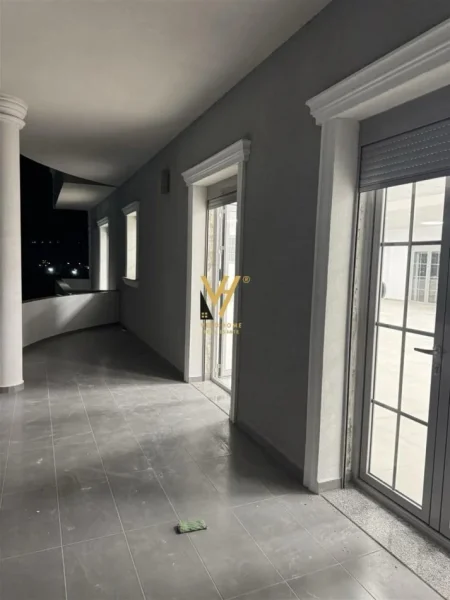 Tirane, jepet me qera ambjent biznesi Kati 2, 360 m² 1.500 € (SAUK)