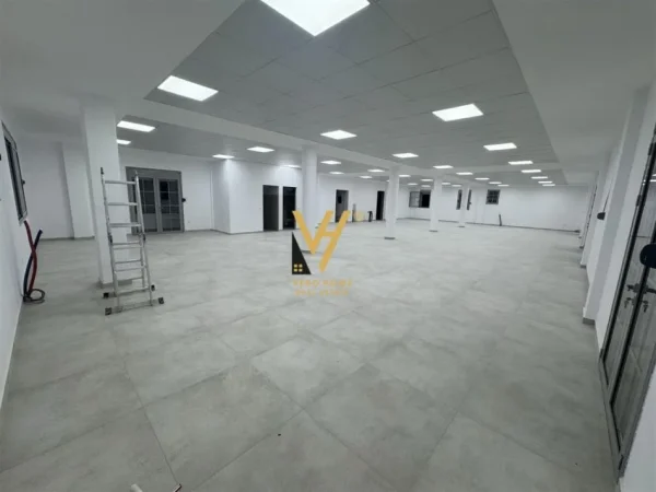 Tirane, jepet me qera ambjent biznesi Kati 2, 360 m² 1.500 € (SAUK)