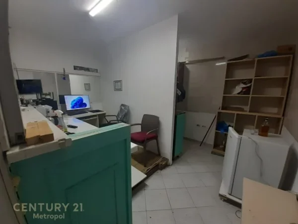 Tirane, jepet me qera zyre Kati 0, 28 m² 500 € (bulevardi zhan d ark)