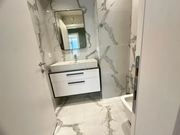 Tirane, jepet me qera apartament 2+1 Kati 5, 89 m² 600 € (astir)