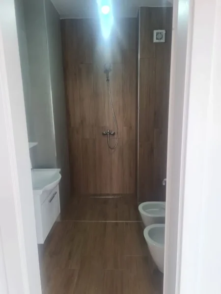 Tirane, jepet me qera apartament 2+1 Kati 9, 75 m² 700 € (pazari i ri)