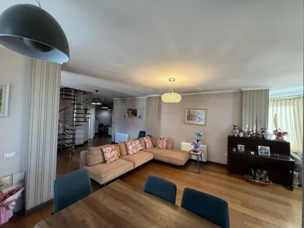 Tirane, shitet apartament duplex 3+1+Ballkon Kati 9, 214 m² 429.600 € (Pallati me Shigjeta)