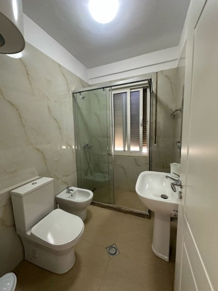 Tirane, jepet me qera apartament 2+1+Ballkon Kati 3, 98 m² 900 € (Kopshti Zoologjik)