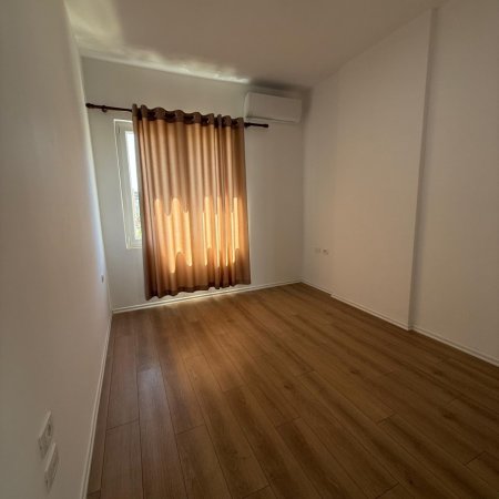 Tirane, jepet me qera apartament 2+1+Ballkon Kati 4, 97 m² 650 € (Prane Square 21)