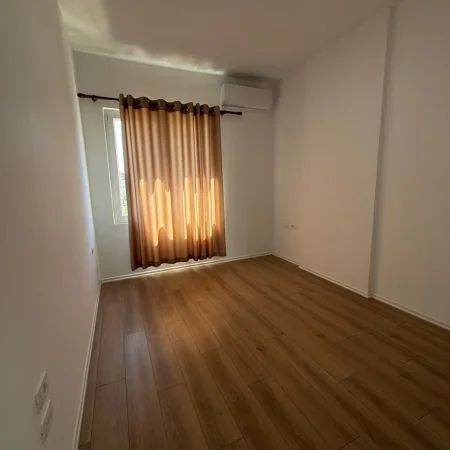 Tirane, jepet me qera apartament 2+1+Ballkon Kati 4, 97 m² 650 € (Prane Square 21)