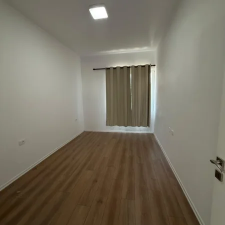 Tirane, jepet me qera apartament 2+1+Ballkon Kati 4, 97 m² 650 € (Prane Square 21)