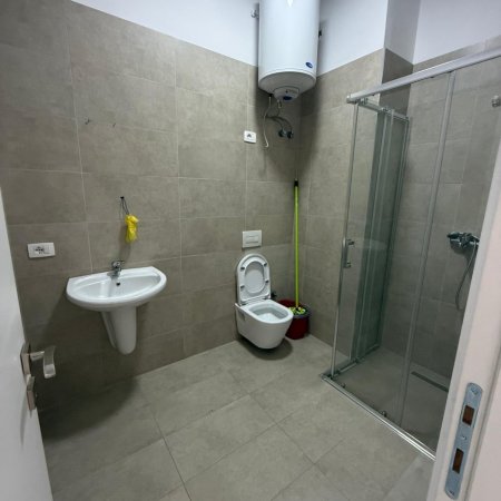 Tirane, jepet me qera apartament 2+1+Ballkon Kati 4, 97 m² 650 € (Prane Square 21)