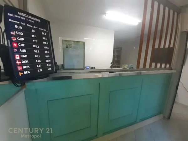 Tirane, jepet me qera ambjent biznesi Kati -1, 28 m² 500 € (Rruga Zhan D'Ark)