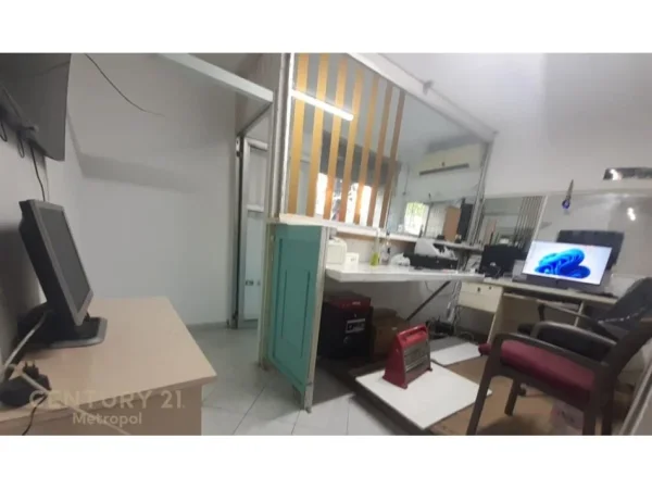 Tirane, jepet me qera ambjent biznesi Kati -1, 28 m² 500 € (Rruga Zhan D'Ark)