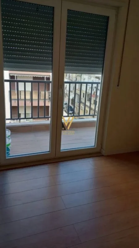 Tirane, jepet me qera zyre Kati 3, 87 m² 600 € (RRUGA “HOXHA TAHSIM”)