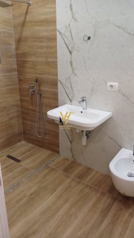 Tirane, jepet me qera zyre Kati 3, 87 m² 600 € (RRUGA “HOXHA TAHSIM”)