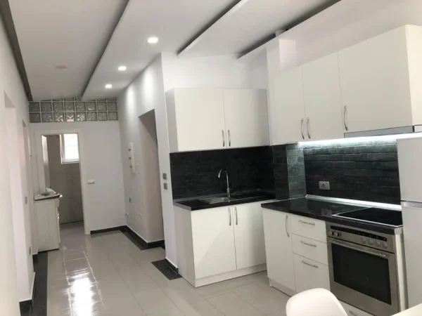 Tirane, jepet me qera apartament 1+1+Ballkon Kati 2, 70 m² 500 € (BRRYLI)