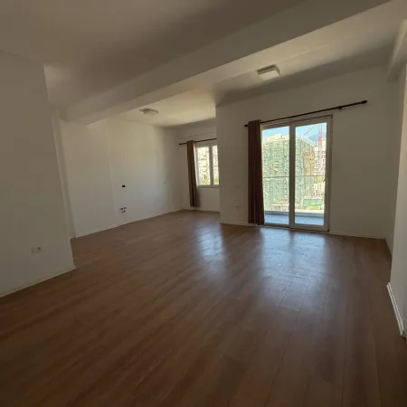 Tirane, jepet me qera zyre Kati 4, 97 m² 650 € (Prane Square 21)