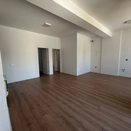 Tirane, jepet me qera zyre Kati 4, 97 m² 650 € (Prane Square 21)