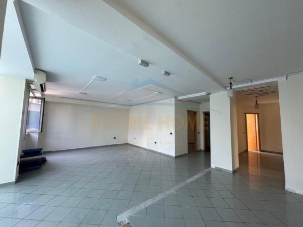Tirane, jepet me qera ambjent biznesi Kati 0, 160 m² 1.200 € (Rruga e Dibres)