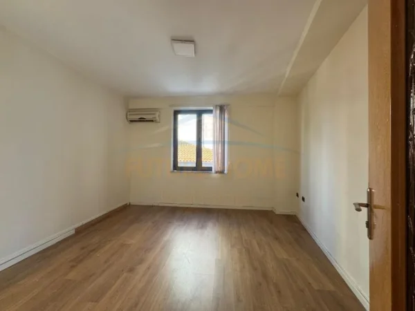Tirane, jepet me qera ambjent biznesi Kati 0, 160 m² 1.200 € (Rruga e Dibres)