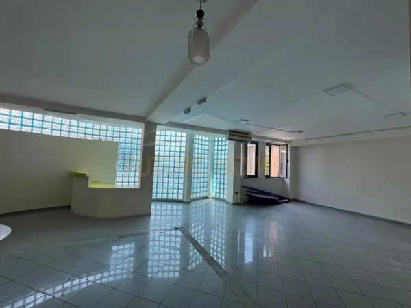 Tirane, jepet me qera ambjent biznesi Kati 0, 160 m² 1.200 € (Rruga e Dibres)